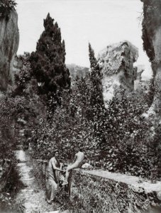 Gloeden, Wilhelm von (1856-1931) - n. 1564 - Sentiero dei Cappuccini a Siracusa - da - Paradis sicilien p. 22 - Timbrato 1903