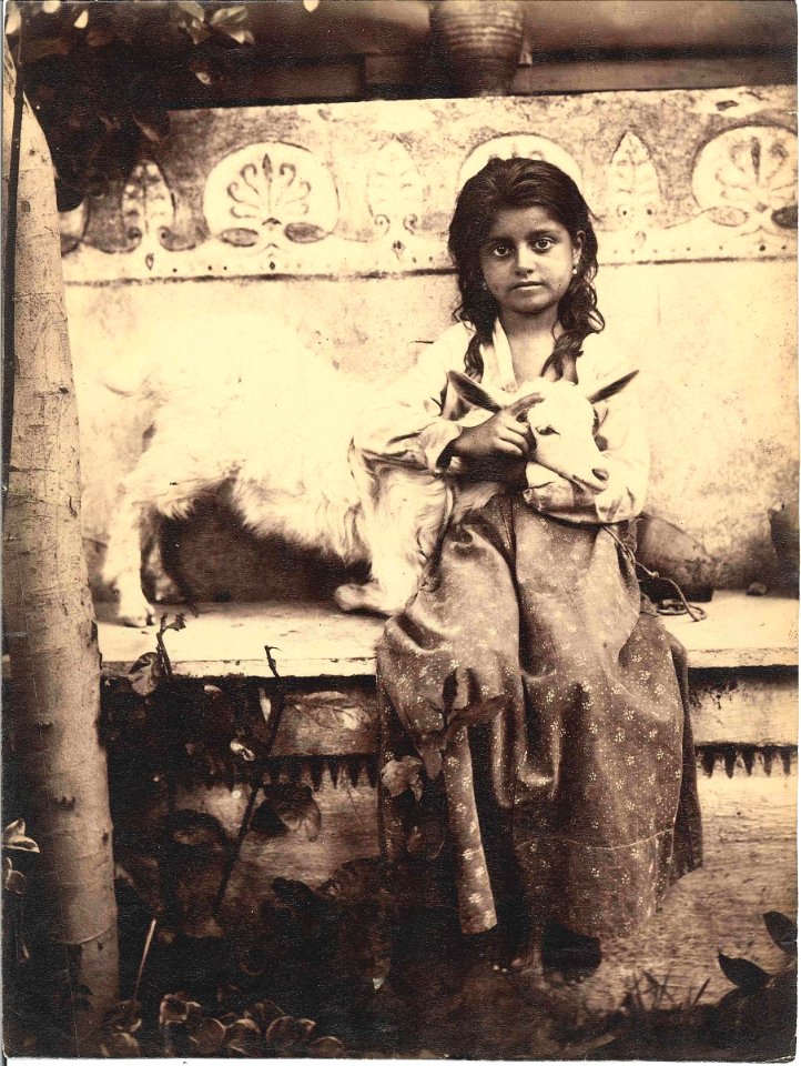Gloeden, Wilhelm von (1856-1931) - n. 2256 - Girl on bench with kid