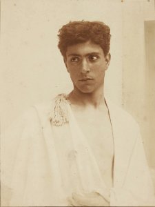 Gloeden, Wilhelm von (1856-1931) - n. 2287 r - Russel, p. 72 - Christies, cm 22,8 x 17,3