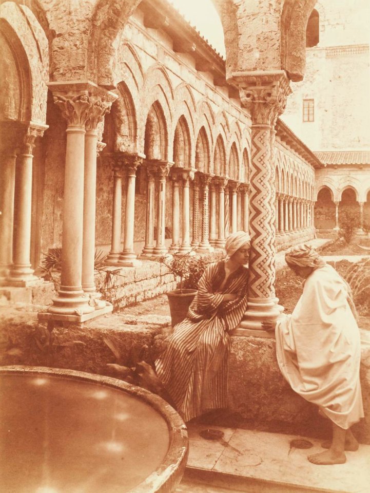Gloeden, Wilhelm von (1856-1931) - n. 2463r - Chiostro di Morreale - 14-7-913. Revere auctions, cm 18x24