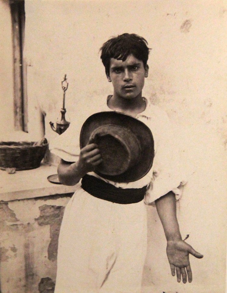 Gloeden, Wilhelm von (1856-1931) - Ragazzo con cappello