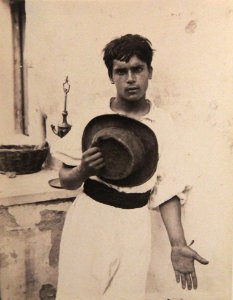 Gloeden, Wilhelm von (1856-1931) - Ragazzo con cappello