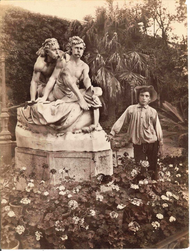 Gloeden, Wilhelm von (1856-1931) - n. 2488 - Palermo, Giardino inglese - da - ''Sicilia mitica arcadia'', p. 93