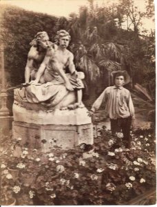Gloeden, Wilhelm von (1856-1931) - n. 2488 - Palermo, Giardino inglese - da - ''Sicilia mitica arcadia'', p. 93