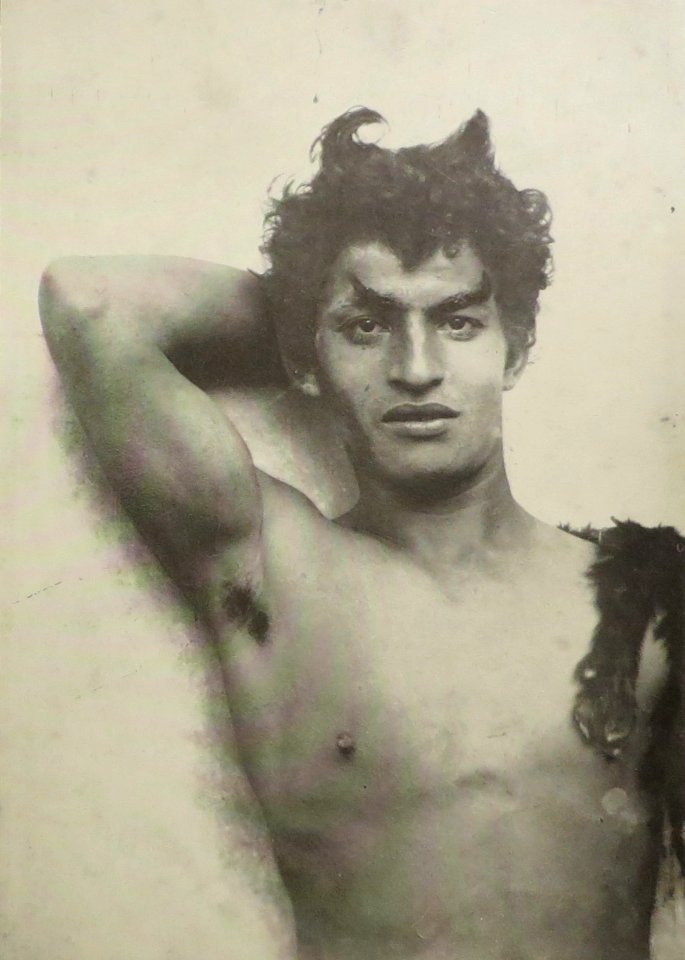 Gloeden, Wilhelm von - Junger Mann, den altgriechischen Hirtengott Pan darstellend (Zeno Fotografie)