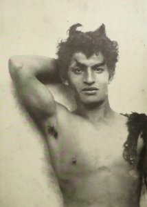 Gloeden, Wilhelm von - Junger Mann, den altgriechischen Hirtengott Pan darstellend (Zeno Fotografie)
