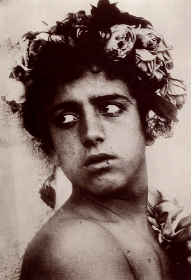 Gloeden, Wilhelm von - Porträt eines Jungen, das Haupt mit Blumen bekränzt (Zeno Fotografie)