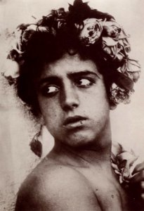 Gloeden, Wilhelm von - Porträt eines Jungen, das Haupt mit Blumen bekränzt (Zeno Fotografie)