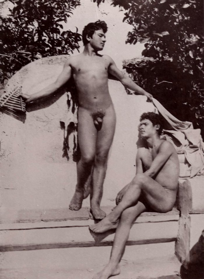 Gloeden, Wilhelm von - Zwei Jungen; der eine im Profil sitzend, der andere eine Panflöte haltend (Zeno Fotografie)