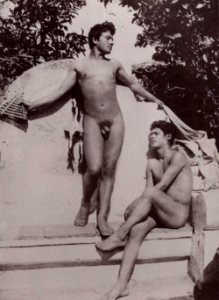 Gloeden, Wilhelm von - Zwei Jungen; der eine im Profil sitzend, der andere eine Panflöte haltend (Zeno Fotografie)