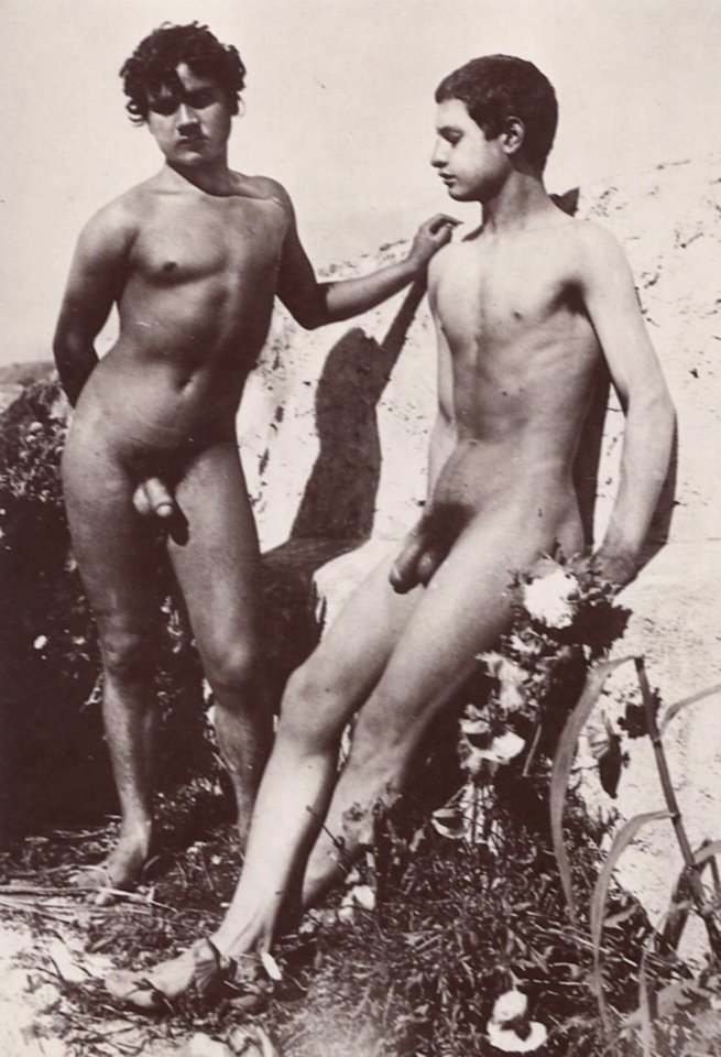 Gloeden, Wilhelm von - Zwei Knaben, der eine auf einer Mauer sitzend (Zeno Fotografie)