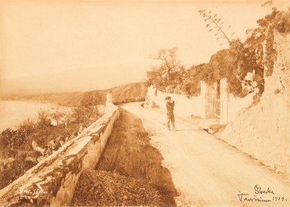 Gloeden, Wilhelm von (1856-1931) - n. 2605 - Taormina - Via Roma - Campionario 06 - 0