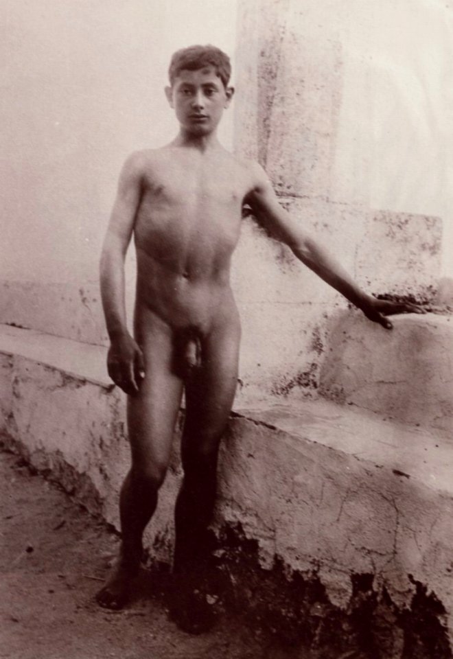 Gloeden, Wilhelm von (1856-1931) - n. 2726 - Knabe auf einer Terrasse (Zeno Fotografie)