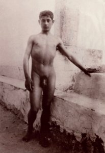 Gloeden, Wilhelm von (1856-1931) - n. 2726 - Knabe auf einer Terrasse (Zeno Fotografie)