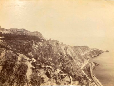 Gloeden, Wilhelm von (1856-1931) - n. 2286 recto - Capo Taormina. Datata 1-10-09. Cm 17x22. Aste LaRosa