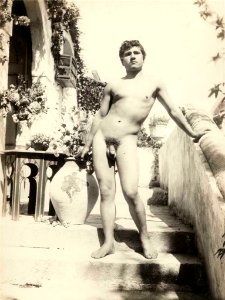 Gloeden, Wilhelm von (1856-1931) - n. 719 - Neben einer Vase stehender Jüngling, sich mit der linken Hand abstützend (Zeno Fotografie)