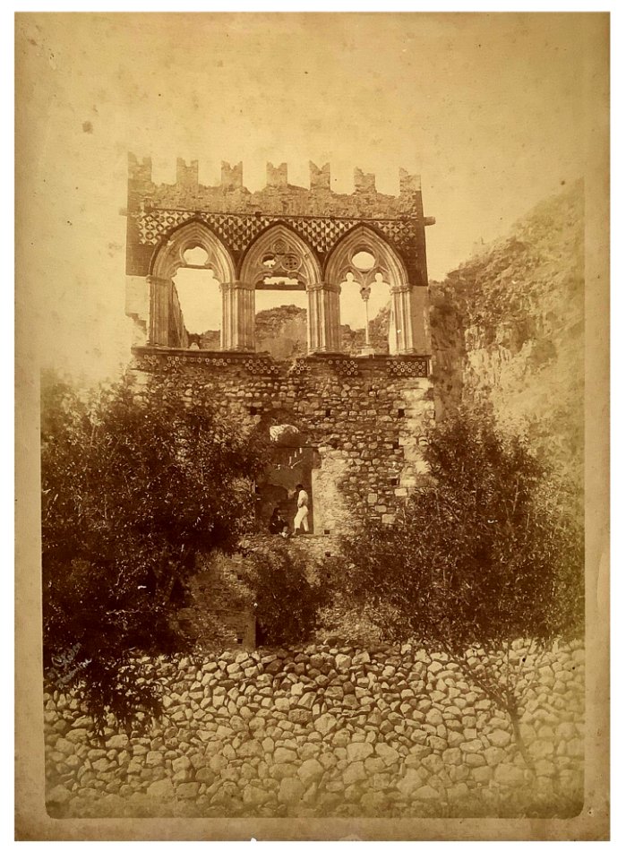 Gloeden, Wilhelm von (1856-1931) - n. G 0049 recto, cm 26x39 - Badia Vecchia a Taormina, Finarte