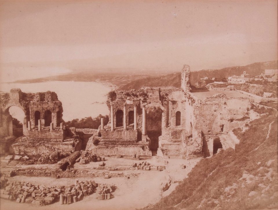 Gloeden, Wilhelm von (1856-1931) - n. G 0146r - Teatro greco, Taormina, 387x268mm