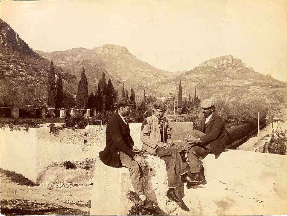 Gloeden, Wilhelm von (1856-1931) - n. 2598 recto - Tre uomini su un muretto - Millea bros auctions