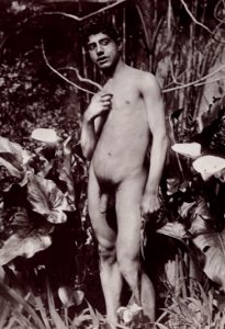 Gloeden, Wilhelm von - Junger Mann mit Kallas (Zeno Fotografie)