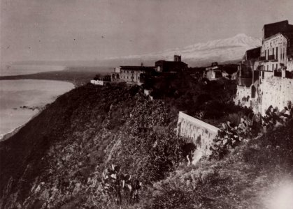 Gloeden, Wilhelm von - Taormina mit Meer und Ätna, rechts das Hotel Metropole (Zeno Fotografie)