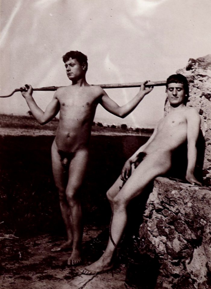 Gloeden, Wilhelm von - Zwei Jungen, der eine mit einem Werkzeug hinter dem Rücken (Zeno Fotografie)