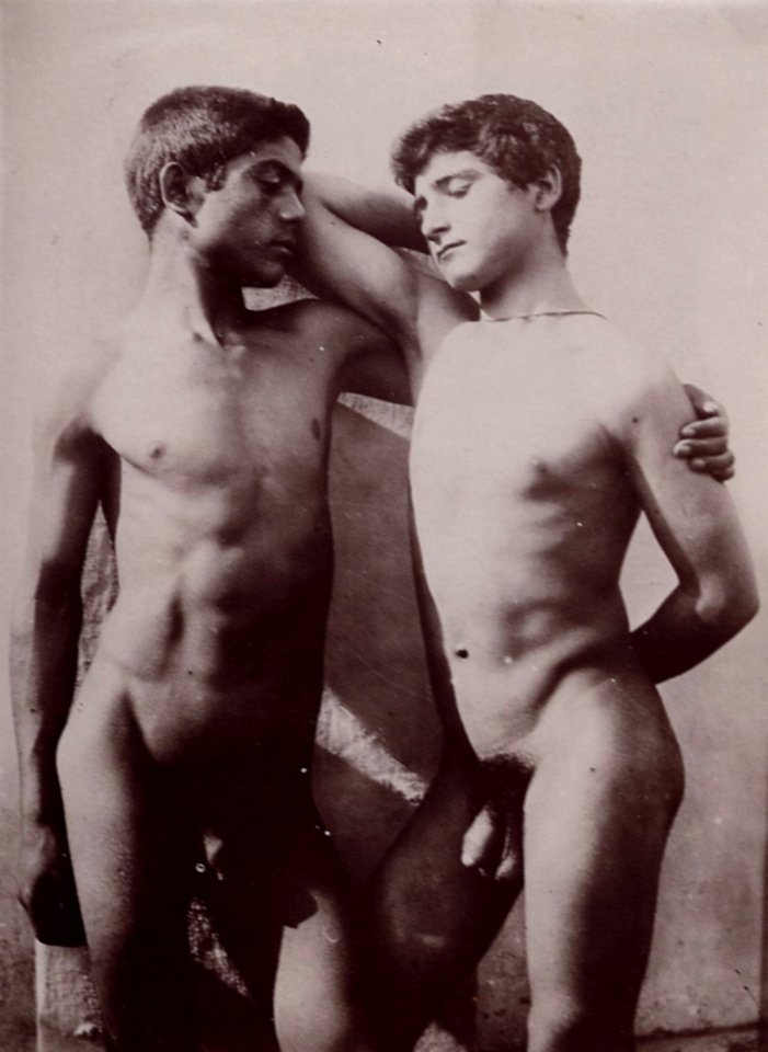 Gloeden, Wilhelm von - Zwei sich vor einer weißen Wand umarmende Freunde (Zeno Fotografie)