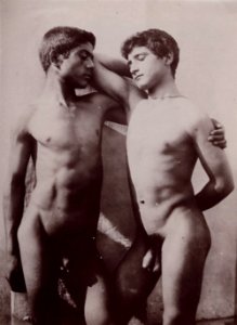 Gloeden, Wilhelm von - Zwei sich vor einer weißen Wand umarmende Freunde (Zeno Fotografie)
