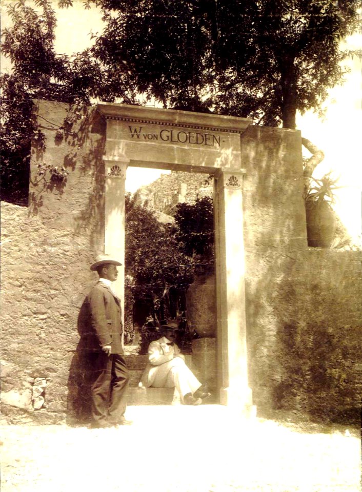 Gloeden1 - Villa Gloeden, entrata 1890-1910 - da - ''Amore ed arte''