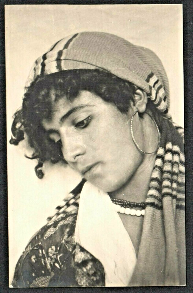 Gloeden, Wilhelm von (1856-1931) - Ragazzo vestito da ragazza. Stesso modello del 1047