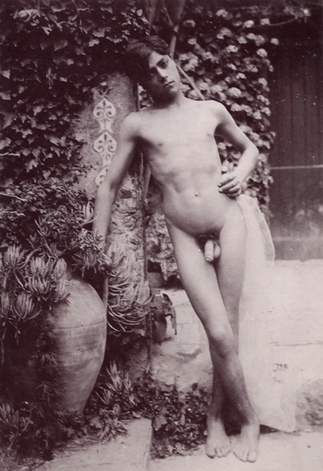 Gloeden, Wilhelm von - Knabe mit Schleier, den rechten Arm auf eine Vase gestützt (Zeno Fotografie)