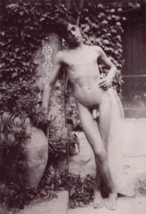 Gloeden, Wilhelm von - Knabe mit Schleier, den rechten Arm auf eine Vase gestützt (Zeno Fotografie)