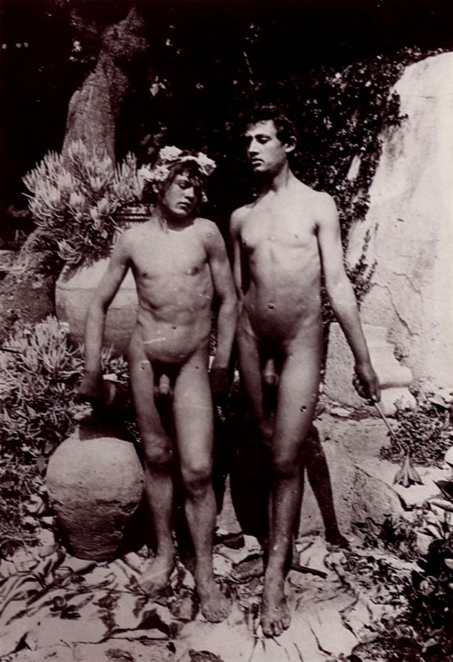 Gloeden, Wilhelm von - Zwei Freunde im Garten, der jüngere mit Blumen bekränzt (Zeno Fotografie)