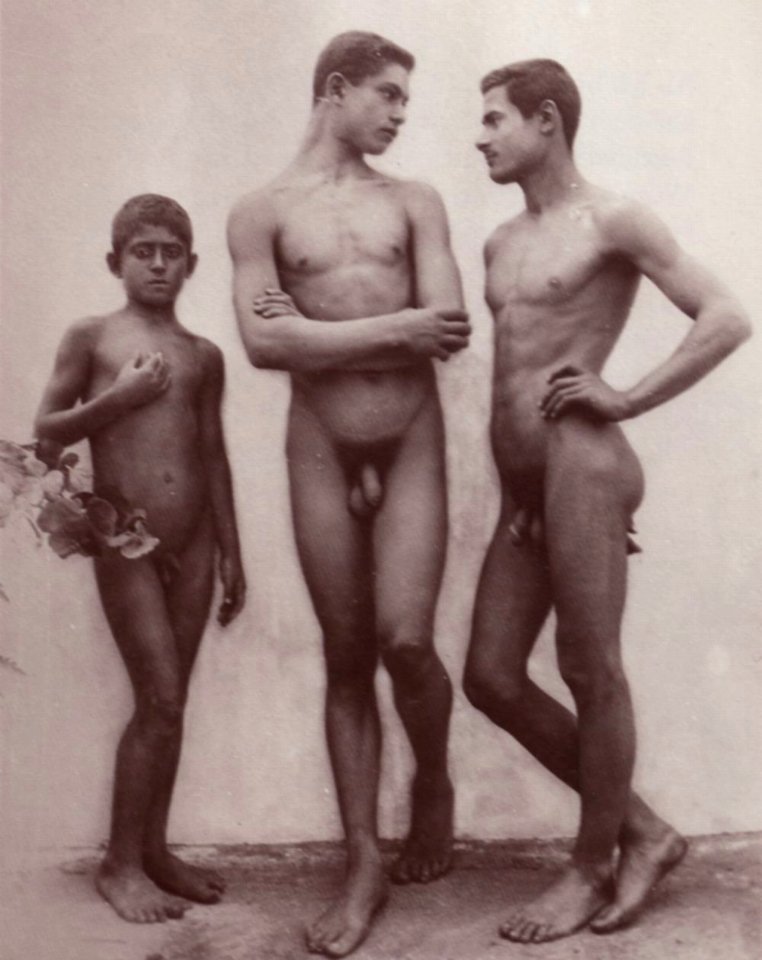 Gloeden, Wilhelm von - Zwei Jünglinge im Gespräch, in Begleitung eines Knaben (Zeno Fotografie)