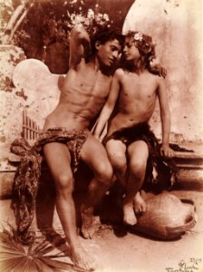 Gloeden, Wilhelm von - Zwei sich umarmende Freunde, der jüngere mit Blüten geschmückt (Zeno Fotografie)