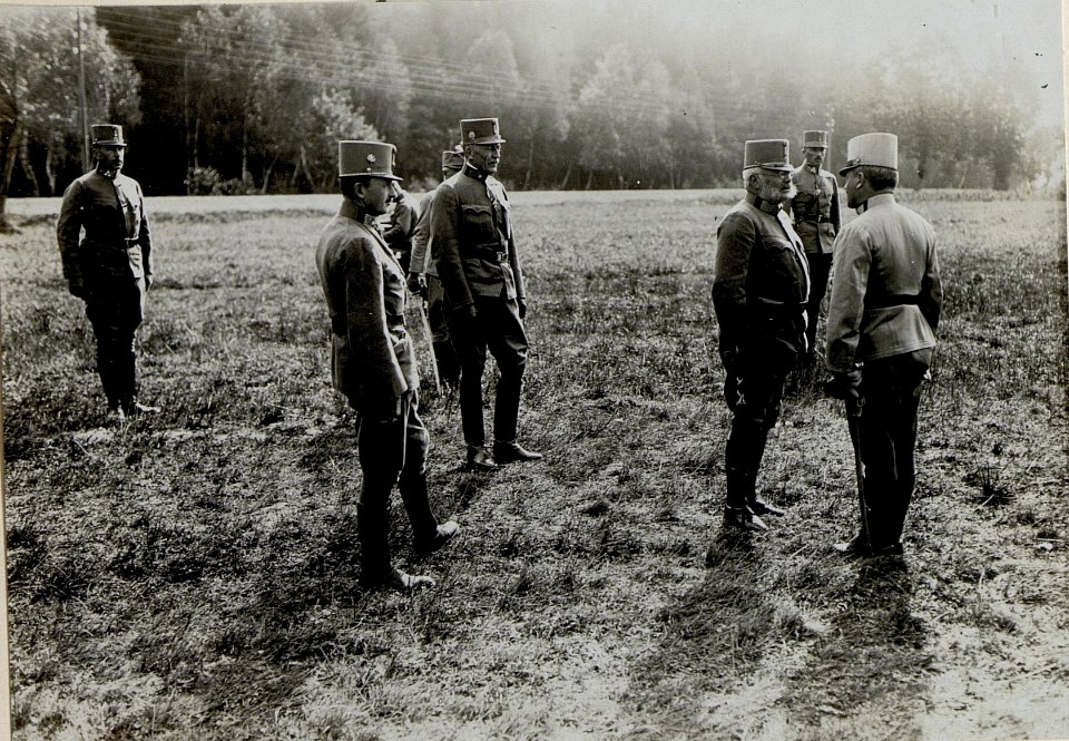 Gneral Kövess meldet sich beim Armeeoberkommandanten Erzherzog Friedrich und dem Abschnittskommmandanten Erzherzog Karl (BildID 15550496)