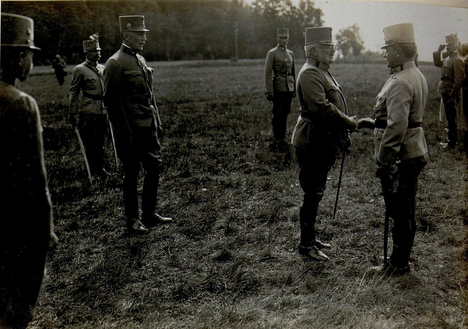 Gneral Kövess meldet sich beim Armeeoberkommandanten Erzherzog Friedrich und dem Abschnittskommmandanten Erzherzog Karl (BildID 15550503)
