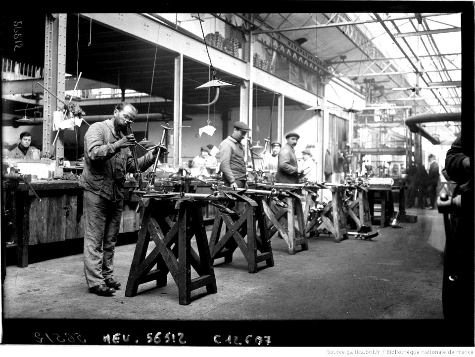 Fabrication des mitrailleuses à l'usine Darracq à Suresnes