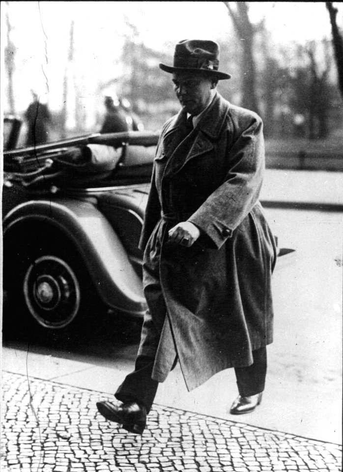 GoeringDirigiéndoseAlReichstagElDíaDeSuApertura1932