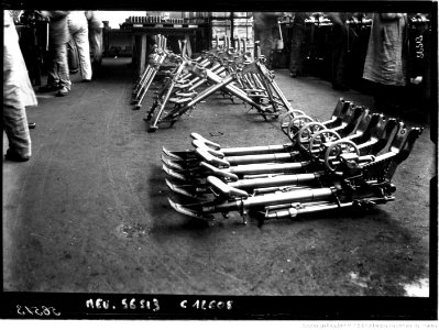 Fabrication des mitrailleuses à l'usine Darracq de Suresnes