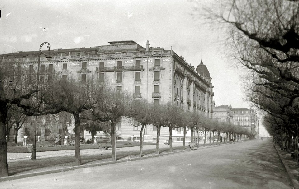 Fachada del Hotel María Cristina en el paseo de la República Argentina (1 de 1) - Fondo Car-Kutxa Fototeka
