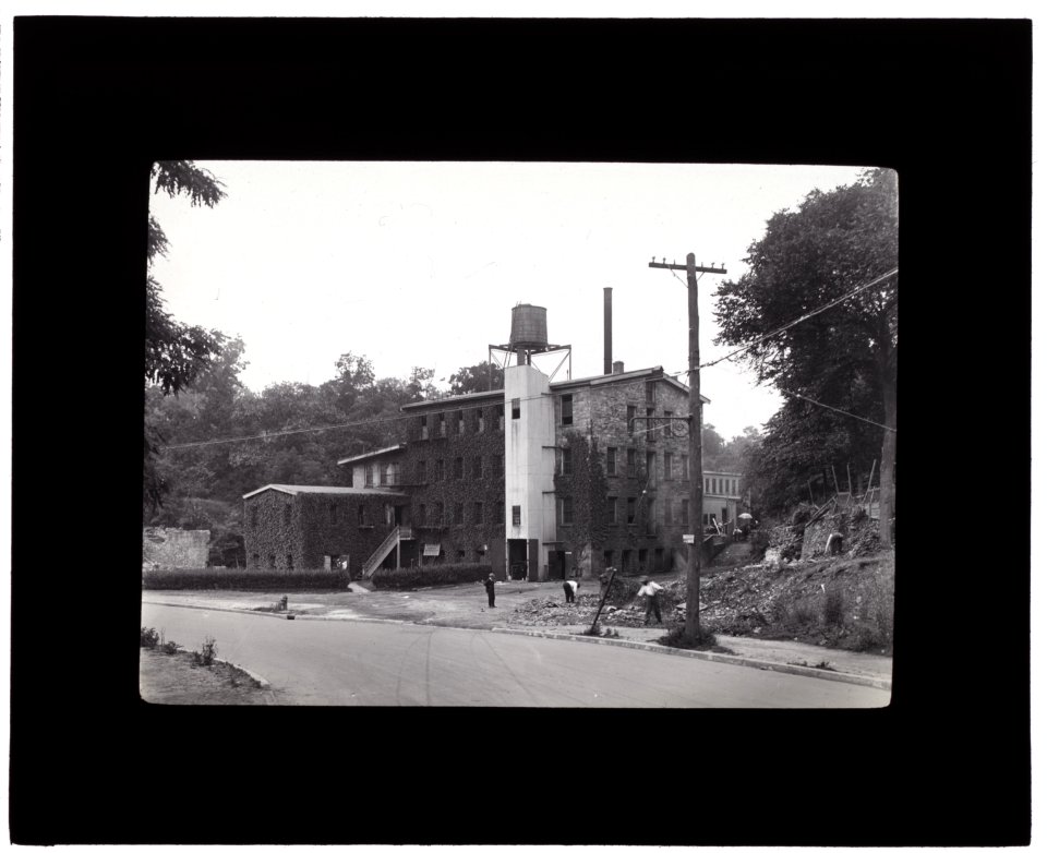 Factory before renovation, Bronx, New York LCCN2007685055