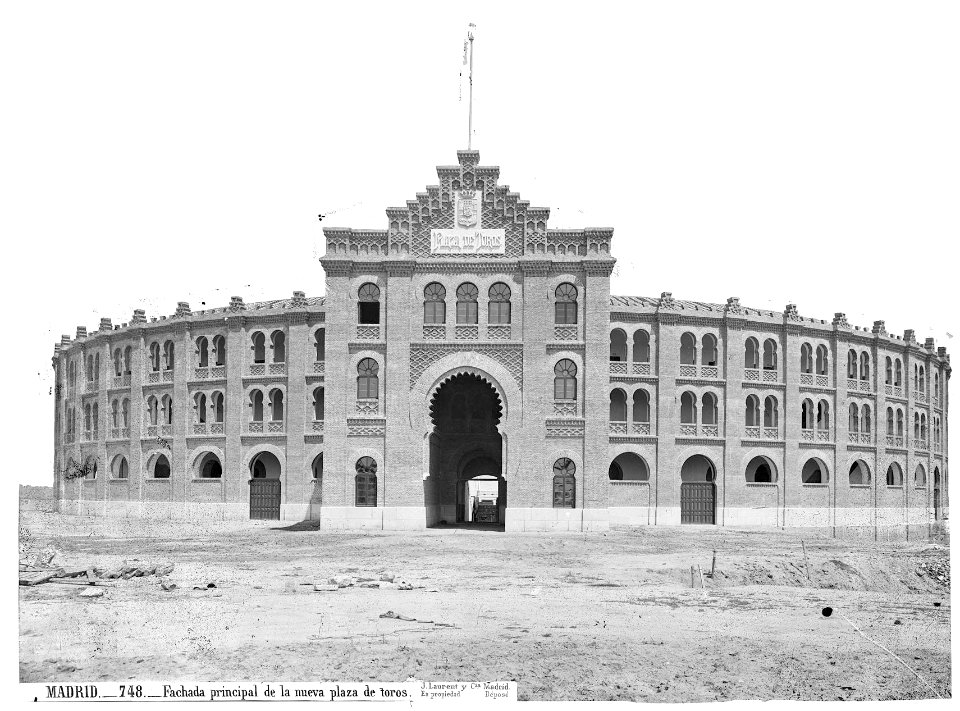Fachada principal de la nueva plaza de toros