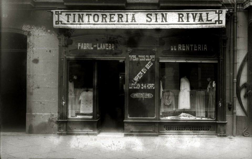 Fachada de la tintorería Sin Rival situada en la calle San Martín nº 36 y calle Idiaquez nº 7 (1 de 2) - Fondo Car-Kutxa Fototeka