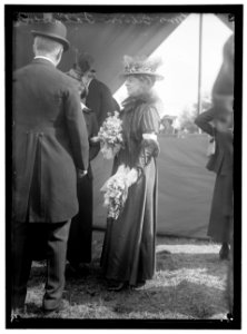 FAHNESTOCK, MRS. GIBSON. AT HORSE SHOW LCCN2016867301