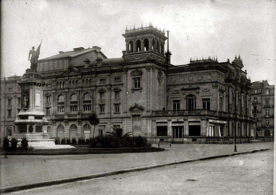 Fachada del Teatro Victoria Eugenia y monumento al Almirante Okendo (1 de 1) - Fondo Car-Kutxa Fototeka