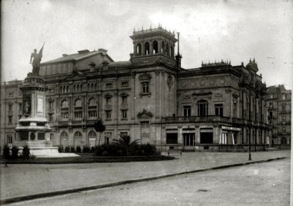 Fachada del Teatro Victoria Eugenia y monumento al Almirante Okendo (1 de 1) - Fondo Car-Kutxa Fototeka