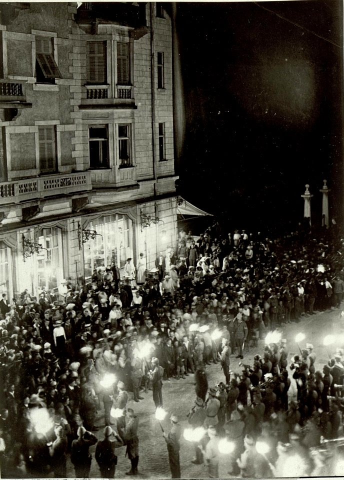 Fackelzug am 17.August 1916 in Villach, wahrscheinlich anlässlich des Geburtstags von Kaiser Franz Joseph I. (BildID 15463864)