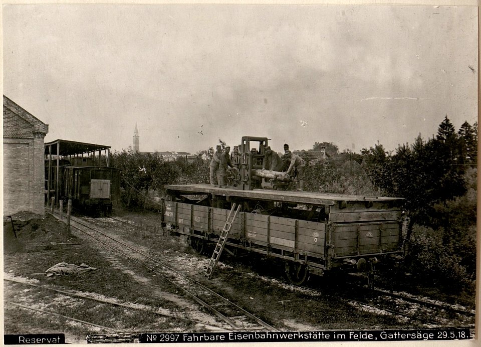 Fahrbare Eisenbahnwerkstätte im Felde, Gattersäge am 29.5.1918 (BildID 15618615)