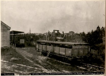 Fahrbare Eisenbahnwerkstätte im Felde, Gattersäge am 29.5.1918 (BildID 15618615)